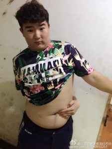 This photo was found on this article. It was taken by a Chinese kid named Sough Sa, who is doing the belly button challenge.